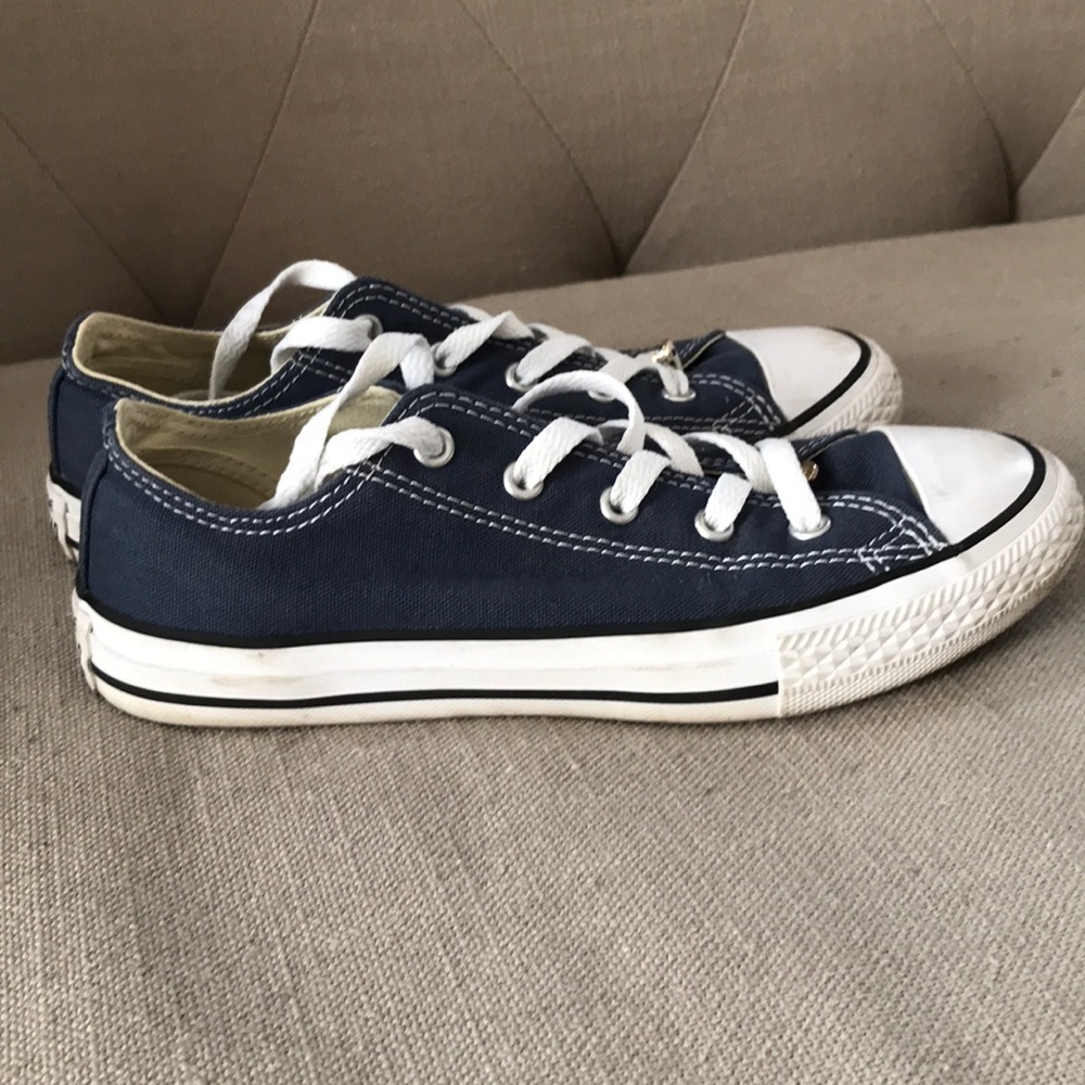 Girls navy blue low top converse all star